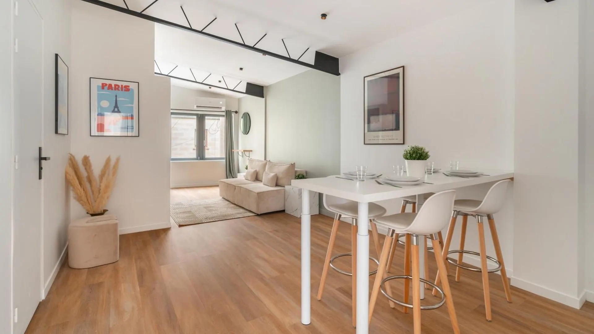Apartment Stunning New In
