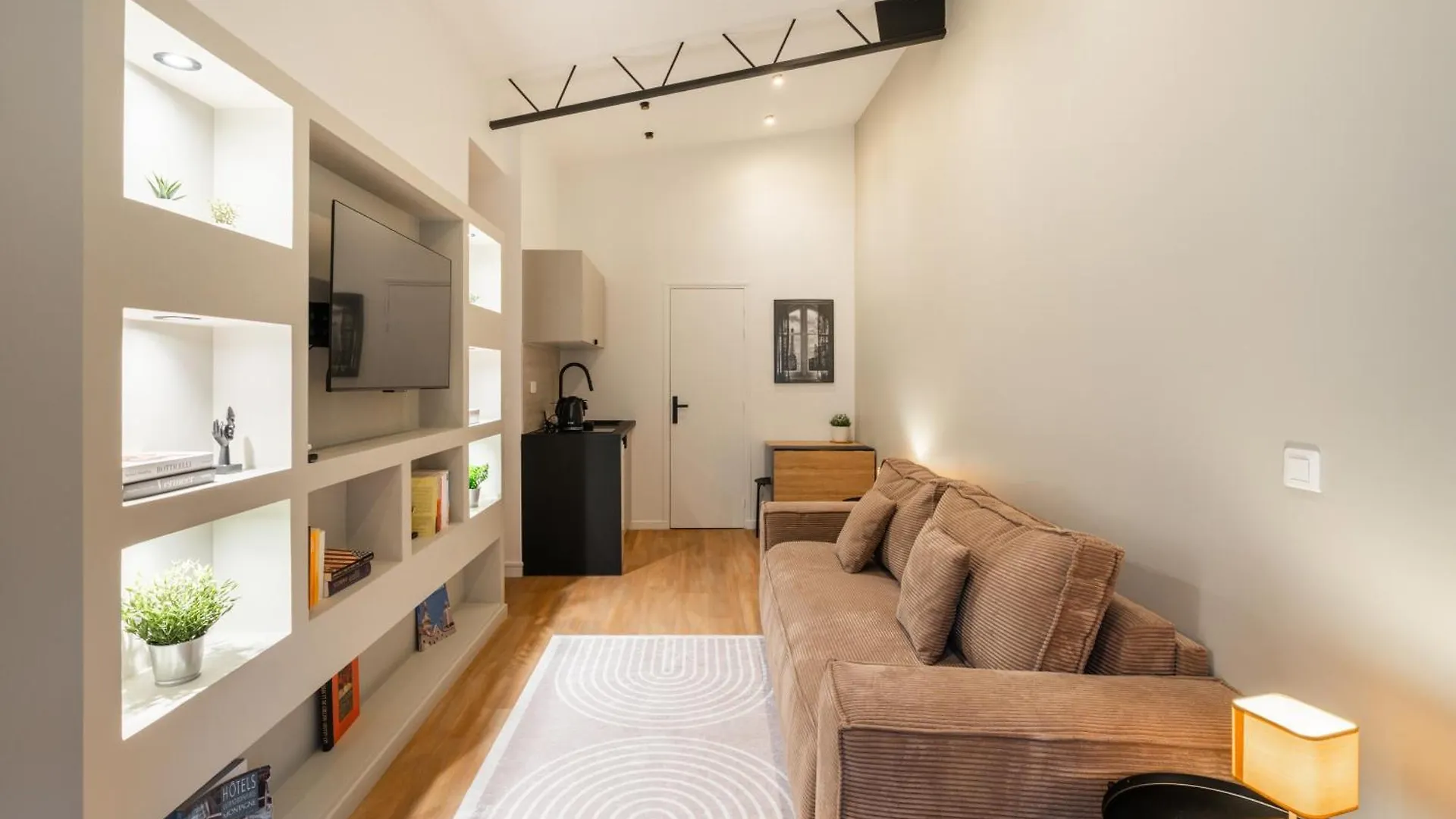 Apartment Stunning New In