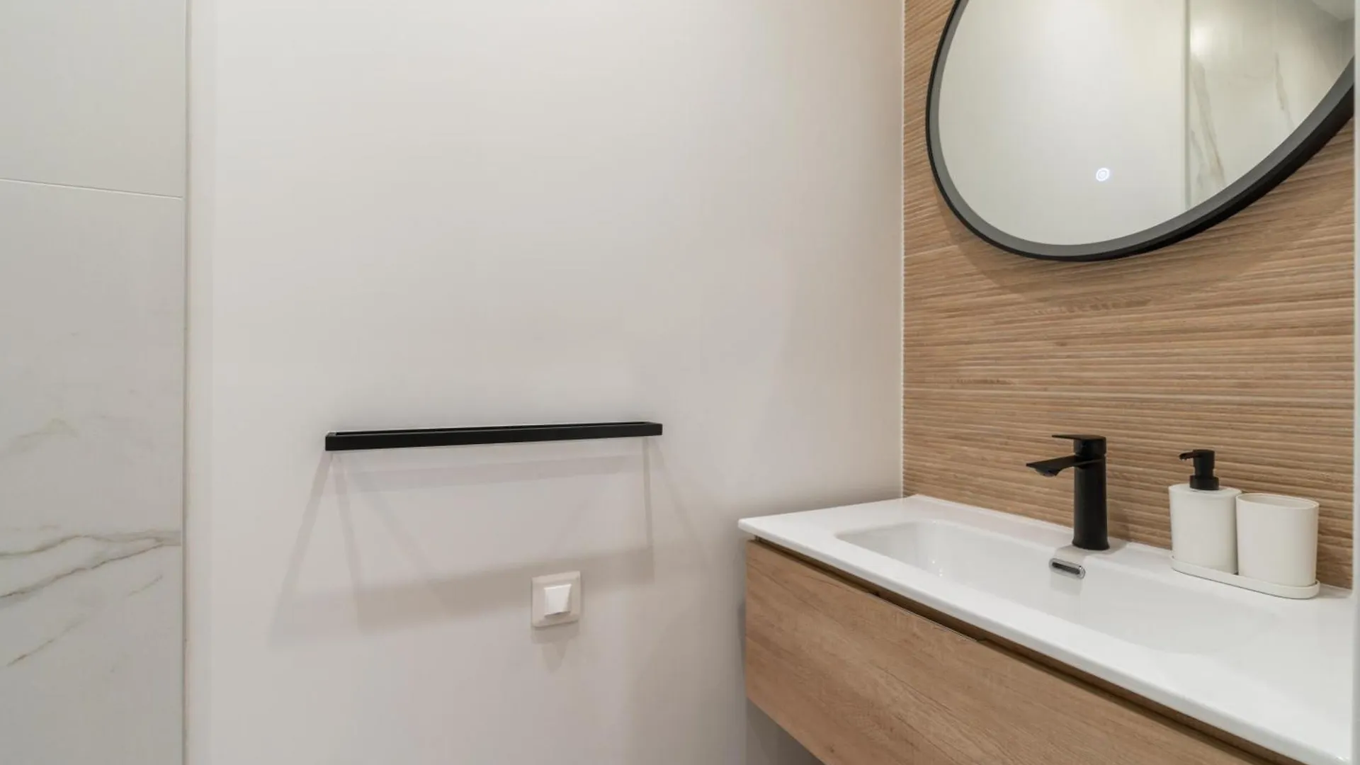 Stunning New In Apartment *
